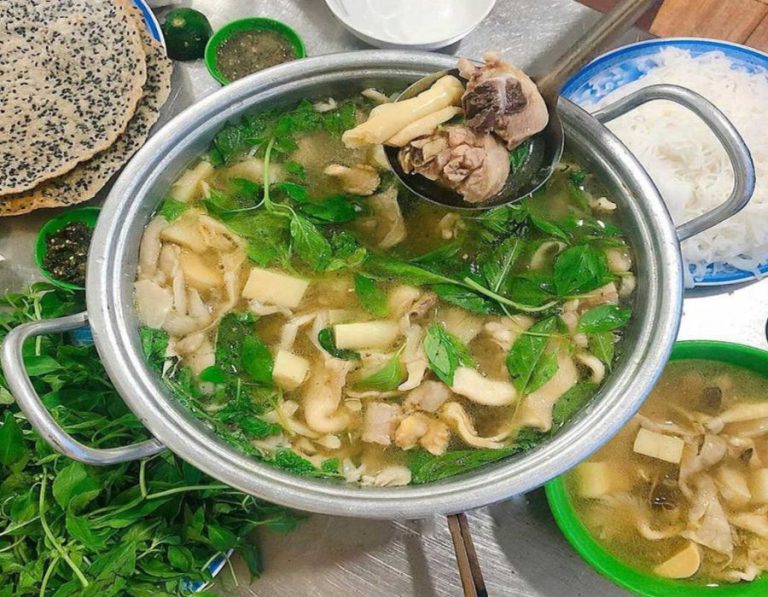 Lẩu gà lá é