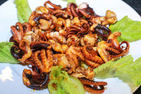 Râu bạch tuộc khổng lồ nướng