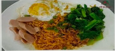 Mì xào trứng + xúc xích